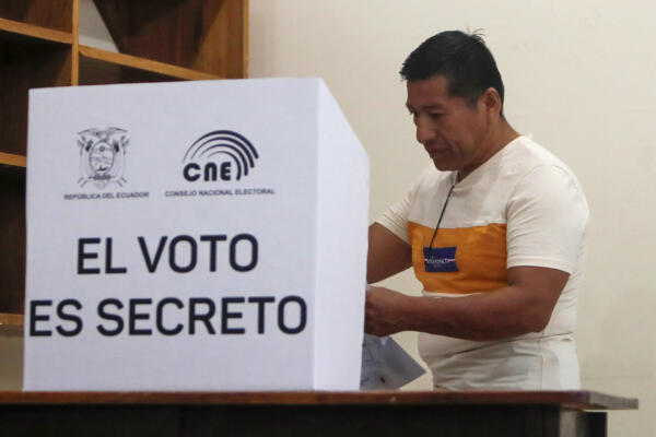Persona votando en un puesto de votación en Olón (Ecuador). EFE/ Carlos Durán Araújo