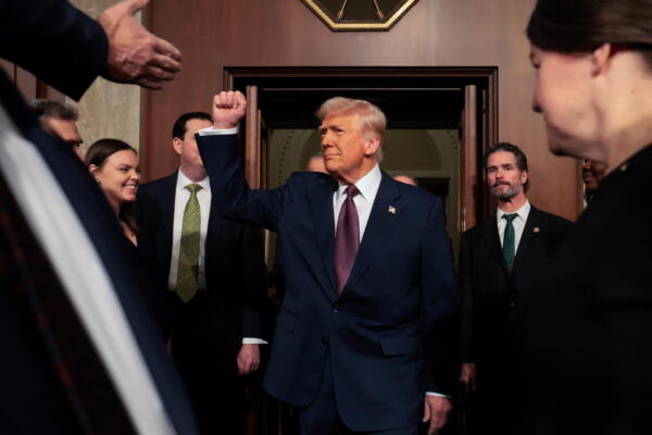 El presidente de EE.UU, Donald Trump, llega para pronunciar su discurso en el Capitolio de EE.UU. en Washington (EE.UU.). EFE/EPA/WIN MCNAMEE / POOL