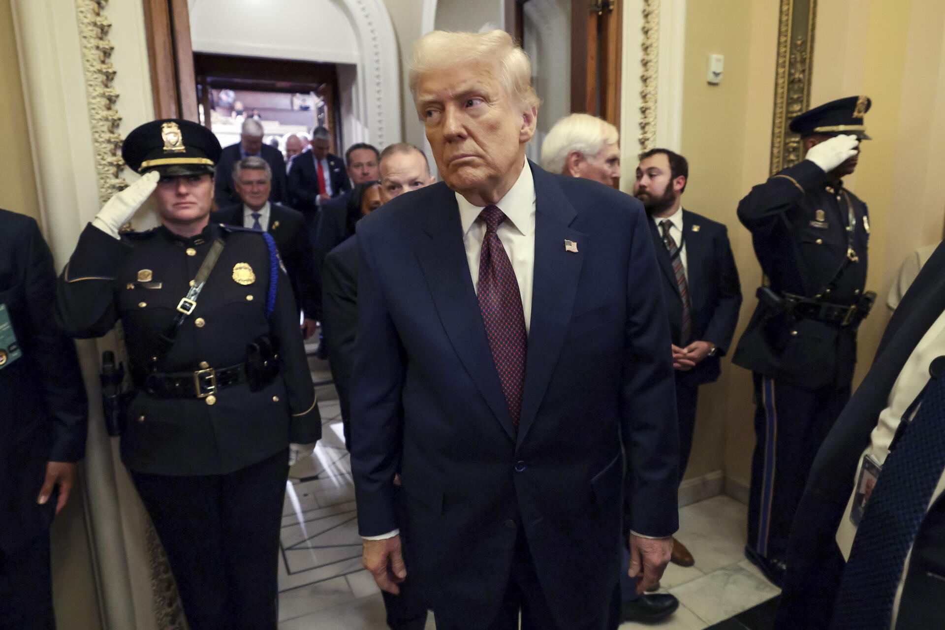 Trump pausa durante un mes los aranceles a Canadá para bienes cubiertos por el T-MEC