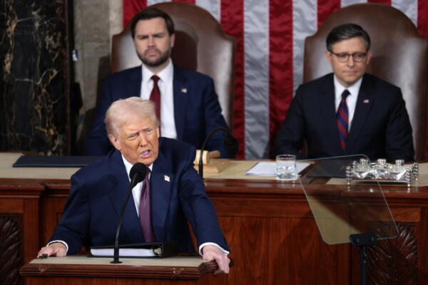 El presidente de EE.UU, Donald Trump (c-i), durante su discurso en el Capitolio de EE.UU. en Washington (EE.UU.). EFE/EPA/SHAWN THEW