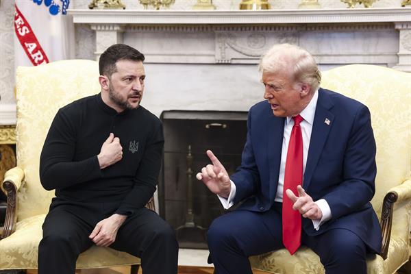 El presidente estadounidense, Donald Trump, consideró este miércoles que la llamada con Volodímir Zelenski, fue excelente. EFE/Jim Lo Scalzo