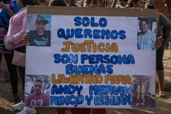 Cartel con imagen de cuatro venezolanos deportados a El Salvador durante protesta en barrio Los Pescadores, en Maracaibo (Venezuela). EFE/ Henry Chirinos