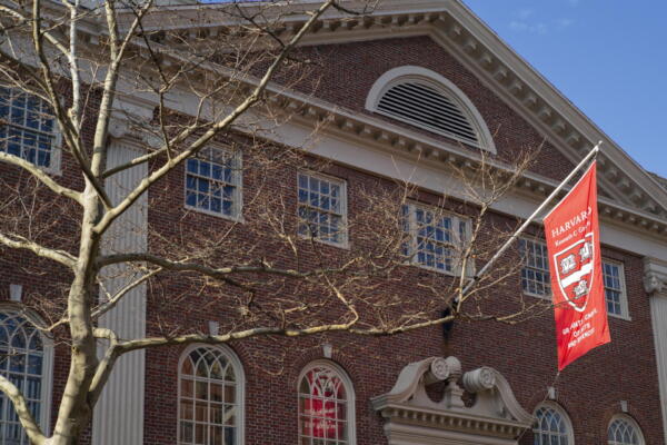 Bandera en el campus de la Universidad de Harvard en Cambridge, Massachusetts, EE.UU. EFE/EPA/CJ GUNTHER