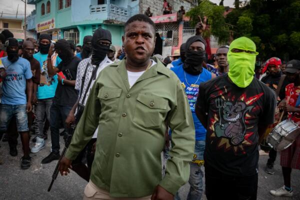 Fotografía de archivo, tomada en septiembre de 2023, en la que se registró al jefe de una coalición de bandas criminales en Haití, Jimmy Chérizier -alias Barbecue-, durante una protesa, en Puerto Príncipe (Haití). EFE/Johnson Sabin