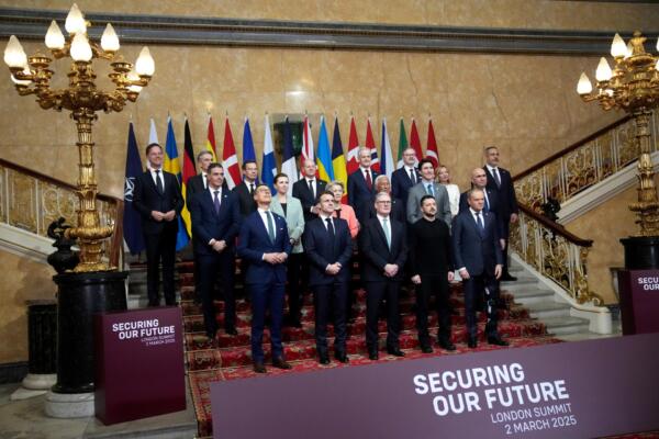 El presidente del Gobierno español, Pedro Sánchez (a la izquierda en la segunda fila), posa junto al resto de participantes en la cumbre de líderes sobre Ucrania este domingo en Lancaster House, Londres. (FOTO: EFE)