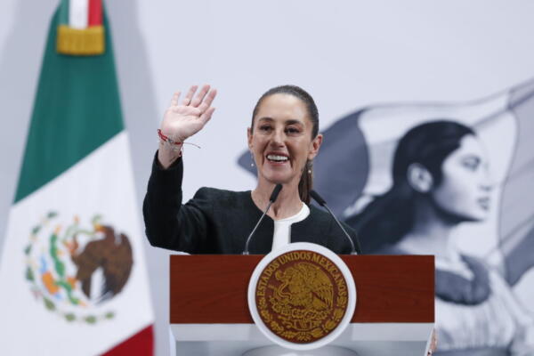 La presidenta de México habla durante una rueda de prensa en Palacio Nacional en la Ciudad de México. EFE/Mario Guzmán