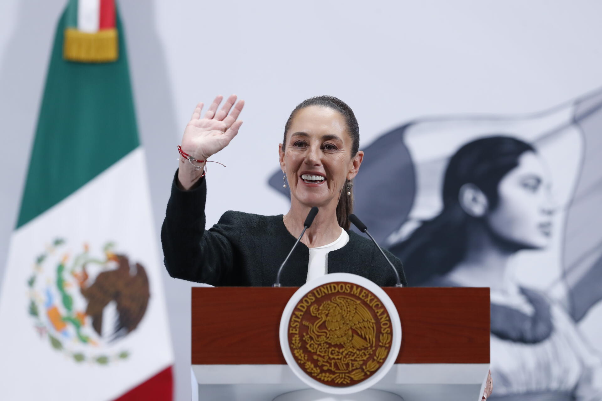 La presidenta de México habla durante una rueda de prensa en Palacio Nacional en la Ciudad de México. EFE/Mario Guzmán