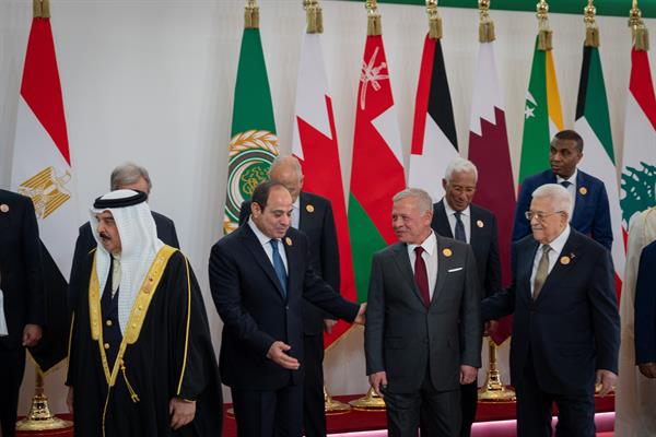 EFE/EPA/Corte Real Hachemita – Líderes árabes, incluidos los mandatarios de Bahréin, Egipto, Jordania y Palestina, posan en la cumbre árabe de emergencia en la Nueva Capital Administrativa, Egipto, el 4 de marzo de 2025. Solo uso editorial / No venta.
