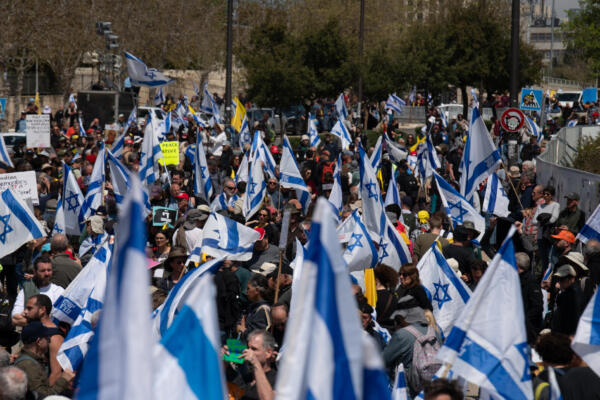 Cientos de personas protagonizan este domingo una nueva protesta en Jerusalén contra la moción de censura que vota el gobierno del primer ministro, Benjamín Netanyahu, contra la fiscal general del Estado, Gali Baharav-Miara, el primer paso para su destitución. EFE/ Magda Gibelli