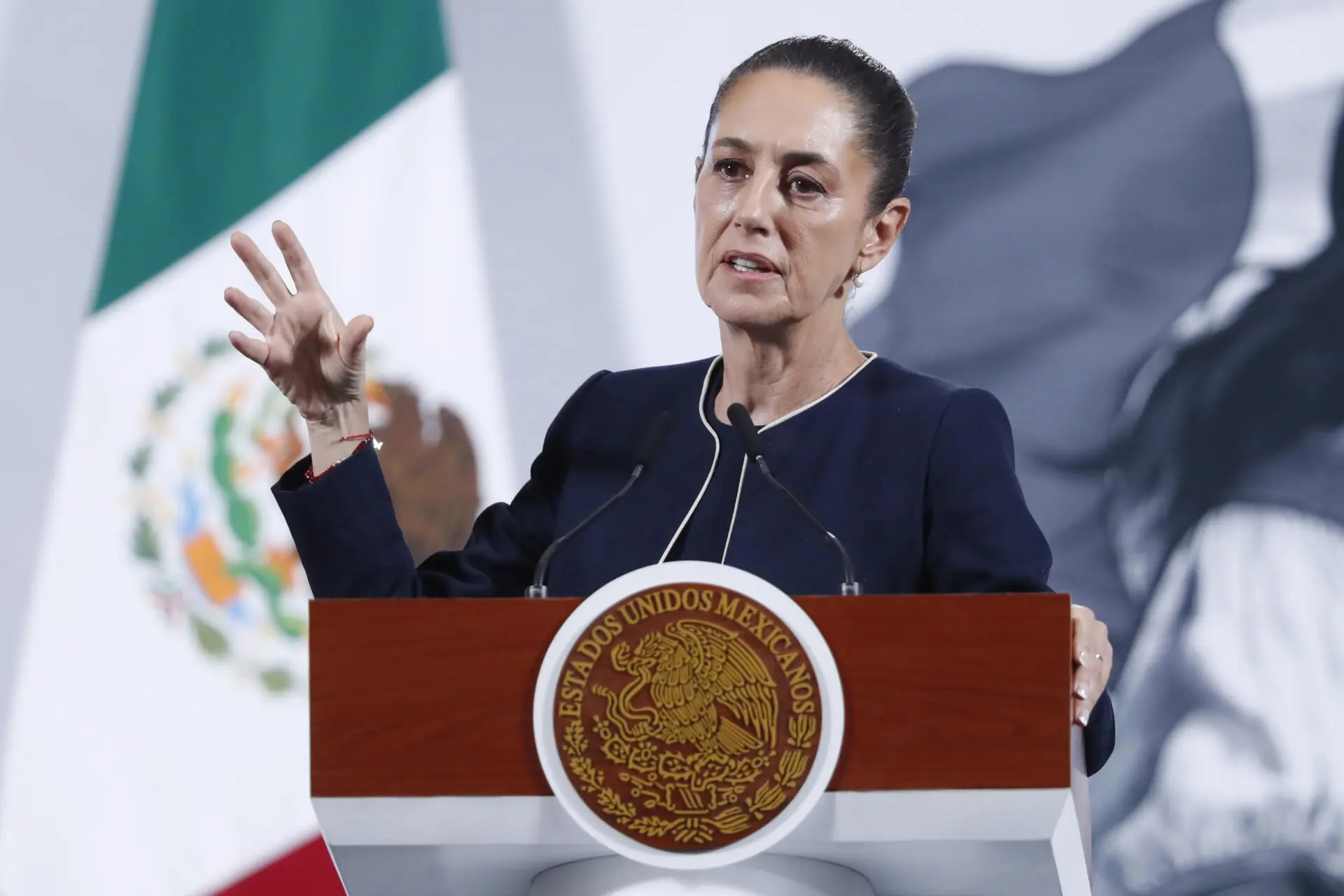 La presidenta de México habla durante una rueda de prensa en el Palacio Nacional de Ciudad de México. EFE/Mario Guzmán