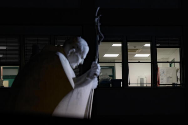 La estatua de Juan Pablo II en la entrada del Hospital Gemelli, donde está hospitalizado el Papa Francisco, en Roma, Italia. EFE/EPA/Fabio Frustaci
