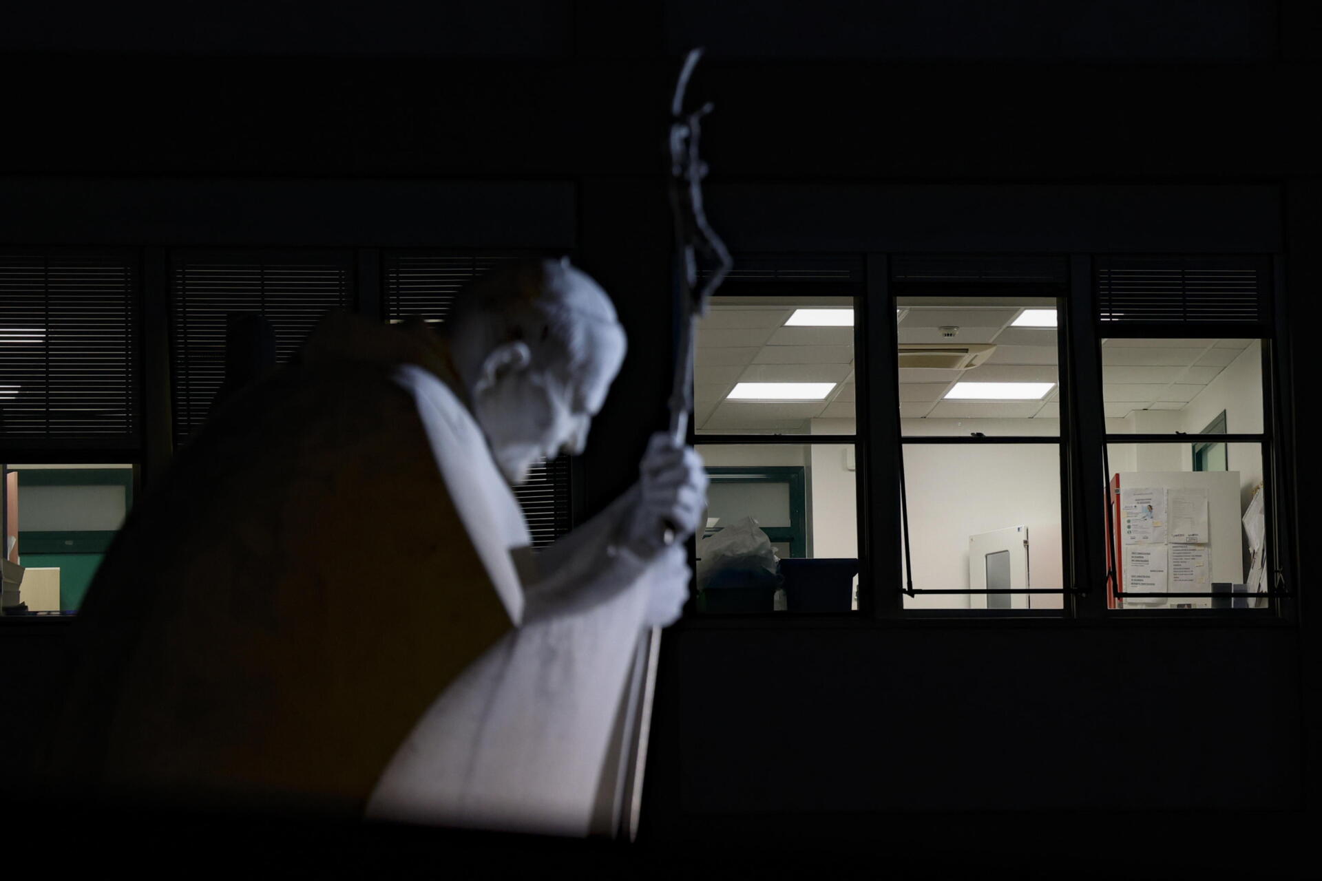El papa ya no necesita ventilación mecánica por las noches y la infección está controlada