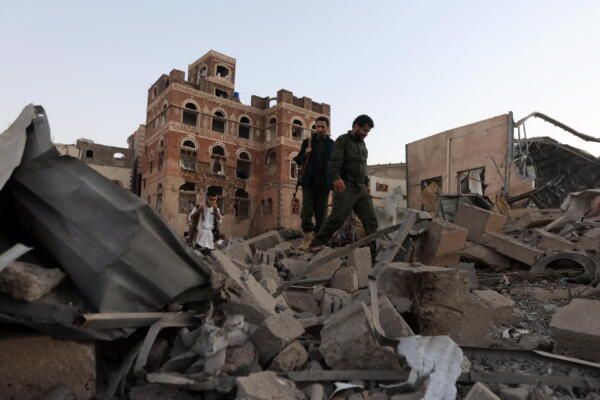 Soldados hutíes inspeccionan los daños de un salón de eventos afectado por ataques aéreos estadounidenses en Sana'a, Yemen