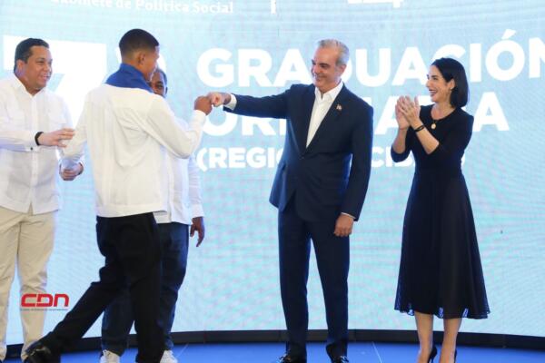 Presidente Abinader encabeza graduación de más de 1,300 jóvenes del programa 