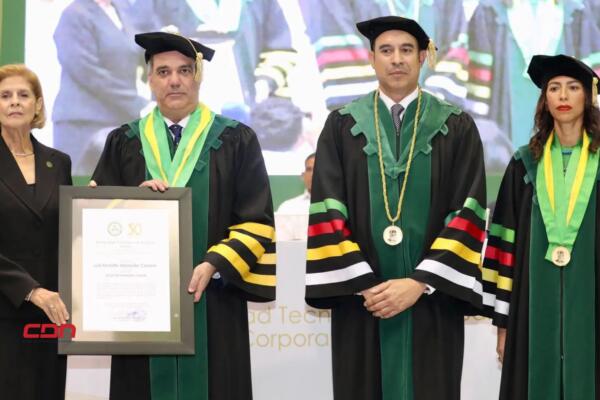 El presidente Luis Abinader fue distinguido este sábado con el título de Doctor Honoris Causa por  la universidad UTESA. (foto, fuente externa)