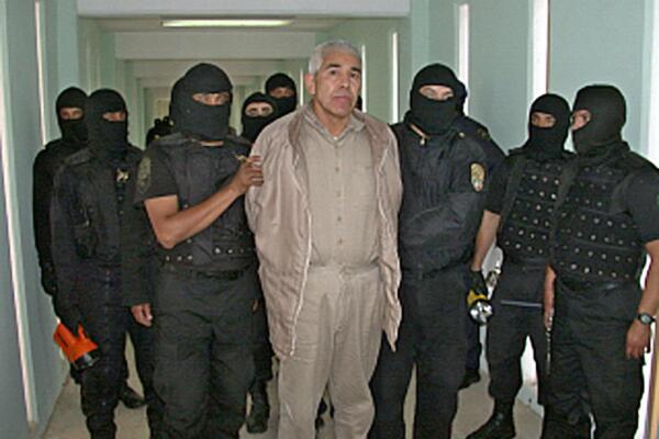 El 29 de enero de 2005, miembros de la Policía Federal Preventiva escoltan al narcotraficante Rafael Caro Quintero, en el penal de Puente Grande en Guadalajara, estado de Jalisco, México. 
(Foto de la Policía Federal Mexicana/AFP) 
