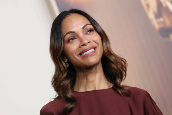 La actriz estadounidense Zoe Saldana llega a la 97ª cena anual de nominados a los Premios de la Academia en el Museo de la Academia de Cine de Los Ángeles, el 25 de febrero de 2025. (Foto de VALERIE MACON / AFP)