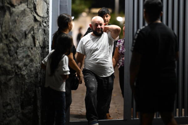 José Maximino Amaya, migrante salvadoreño deportado de Estados Unidos, sale del Centro de Atención a Migrantes Retornados en San Salvador, El Salvador, el 26 de febrero de 2025. (Foto de Marvin RECINOS / AFP)