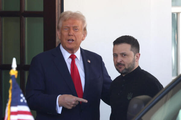 El presidente estadounidense, Donald Trump, saluda al presidente de Ucrania, Volodymyr Zelensky, cuando llega a la Casa Blanca en Washington, DC, el 28 de febrero de 2025. (Foto de Tierney L CROSS / AFP)
