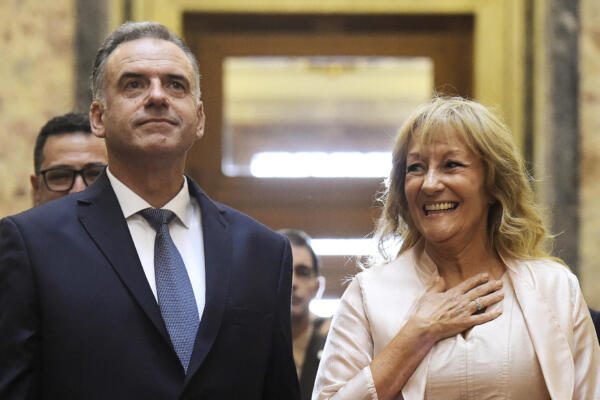El nuevo presidente de Uruguay, Yamandu Orsi (i), y la vicepresidenta Carolina Cosse, asisten a la Ceremonia de Compromiso de Honor Constitucional en el Palacio Legislativo de Montevideo el 1 de marzo de 2025, dentro de la ceremonia de toma de posesión presidencial. Yamandú Orsi asume este sábado como presidente de Uruguay, recogiendo el testigo de su padrino político, el popular expresidente José 