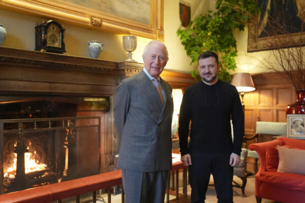 El rey Carlos III de Gran Bretaña y el presidente de Ucrania, Volodymyr Zelensky, posan para una fotografía en el salón de Sandringham House durante una audiencia en Sandringham Estate en Norfolk, este de Inglaterra, el 2 de marzo de 2025. (Foto de Joe Giddens / POOL / AFP)
