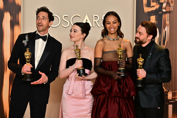 (Izq./Der.) Mejor actor principal El actor estadounidense Adrien Brody, Mejor actriz principal La actriz estadounidense Mikey Madison, Mejor actriz secundaria La actriz estadounidense Zoe Saldana, Mejor actor secundario El actor estadounidense Kieran Culkin posa en la sala de prensa durante la 97ª edición anual de los Premios de la Academia en el Dolby Theatre de Hollywood, California, el 2 de marzo de 2025. (Foto de Frederic J. Brown / AFP)