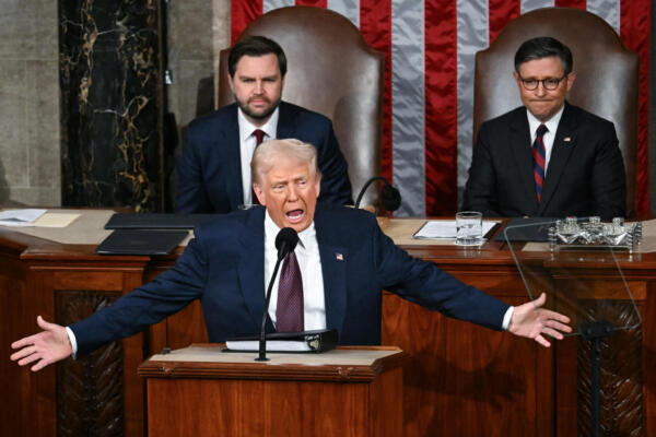 El presidente de Estados Unidos, Donald Trump, habla durante un discurso ante una sesión conjunta del Congreso en la Cámara de Representantes del Capitolio de Estados Unidos en Washington, DC, el 4 de marzo de 2025. (Foto de Jim WATSON / AFP)

