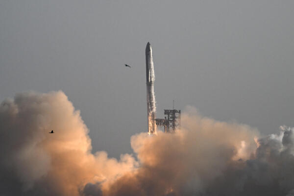 El cohete Starship de SpaceX despega desde la base Starbase cerca de Boca Chica, Texas, el 6 de marzo de 2025, durante su octavo vuelo de prueba. (Foto de RONALDO SCHEMIDT / AFP)