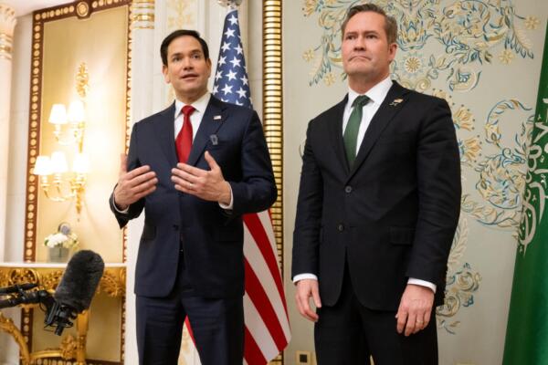 El secretario de Estado de EE. UU., Marco Rubio y el asesor de seguridad nacional de EE. UU., Mike Waltz. 11 de marzo de 2025. (Foto de SAUL LOEB / POOL / AFP)