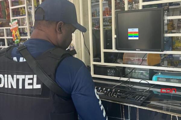 DINTEL y MP ocupan arma de fuego ilegal y computadoras usadas como tragamonedas en allanamiento en La Romana. (Foto, fuente externa)