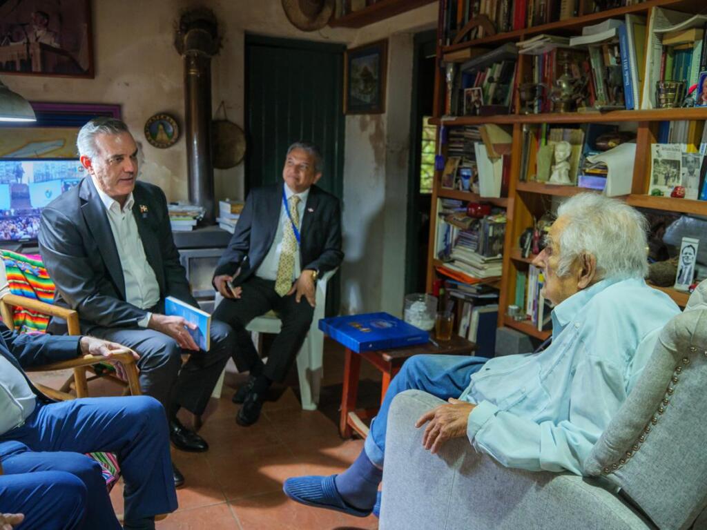 El presidente Luis Abinader aprovechó su presencia en Uruguay para visitar al exmandatario del país, José "Pepe" Mujica, en su residencia.