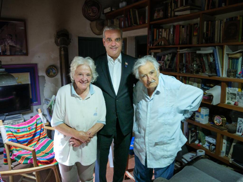 El presidente Abinader junto a Pepe Mujica y Lucía Topolanski