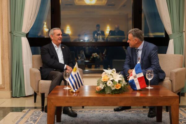 El mandatario Luis Abinader, junto al presidente electo de Uruguay, Yamandú Orsi.
