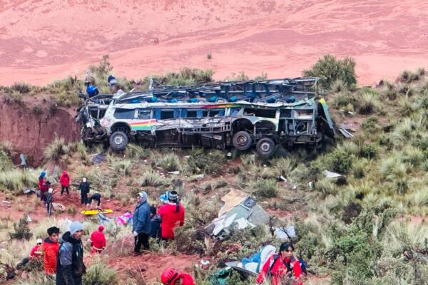 Zona del accidente de un autobús de transporte público que chocó con otro vehículo, en la carretera que une a las regiones bolivianas de Potosí y Oruro. EFE/Fiscalía General de Bolivia