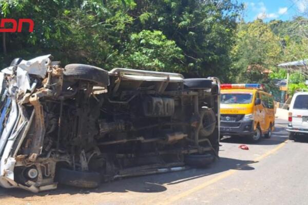 accidente en carretera que comunica al distrito municipal de Río Grande con el municipio Altamira, tramo La Catalina, en Puerto Plata.