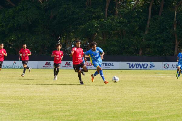 Acción del partido entre Santa Fe FC y CBA Santo Domingo en la jornada 5 de la Copa LDF 2025