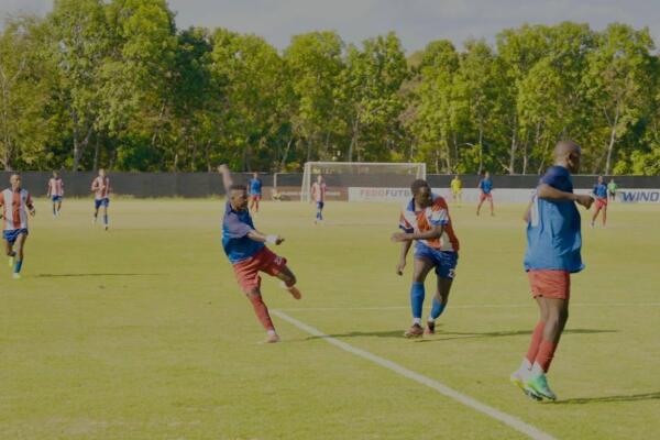 Acción del partido entre el Delfines del Este y el club Atlético San Cristóbal