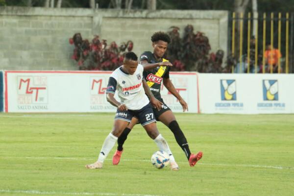 Acción en el partido entre Moca FC y Salcedo FC en la jornada 5 de la Copa LDF 2025