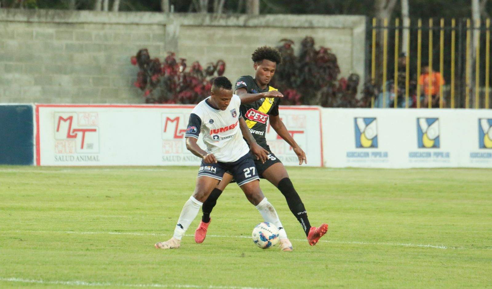 Acción en el partido entre Moca FC y Salcedo FC en la jornada 5 de la Copa LDF 2025