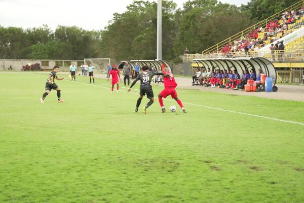 Acción entre Moca FC y Atlético San Cristóbal, correspondiente a la jornada tres de la Copa LDF 2025