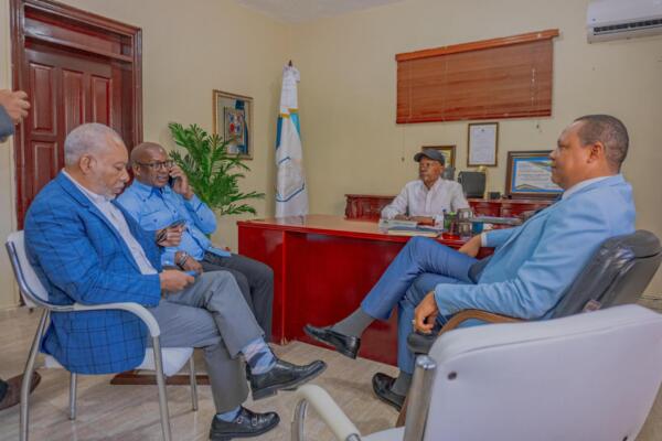 Alcalde Ramón Candelaria reunido con el director de Pro Consumidor. 