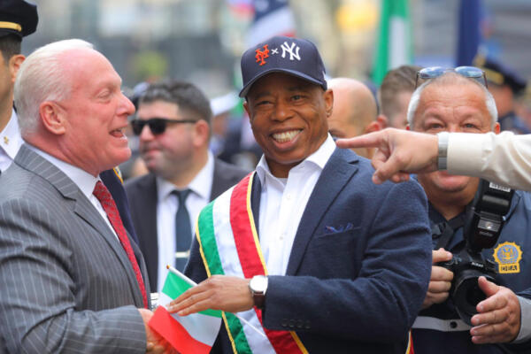 Alcalde de Nueva York usa gorra Yankees-Mets y fans lo odian