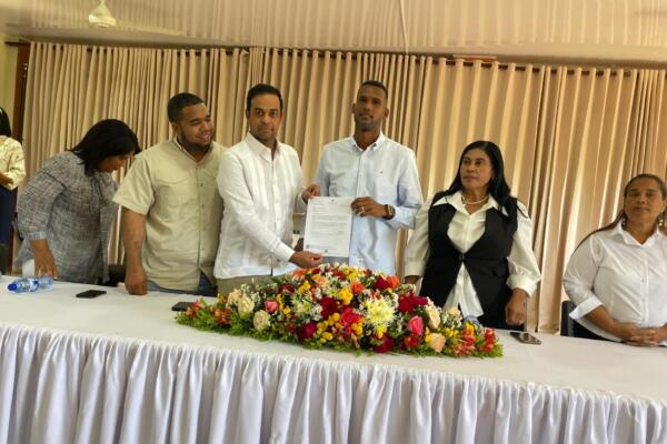 Alcaldía del municipio de El Factor recibiendo certificado. 