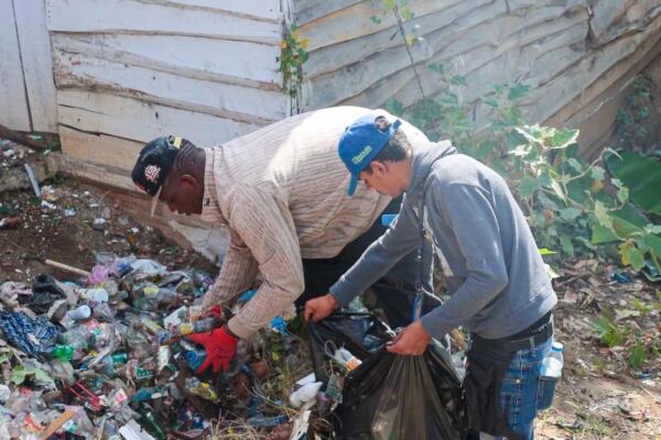Durante la jornada, además de la limpieza y saneamiento de las cañadas, se realizó la siembra de árboles.