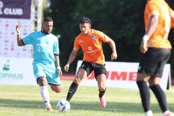 Alejandro Carrera, de Salcedo FC, defendido por Deiver Vega, de Cibao FC, en el partido correspondiente a la jornada 6 de la Copa LDF 2025.