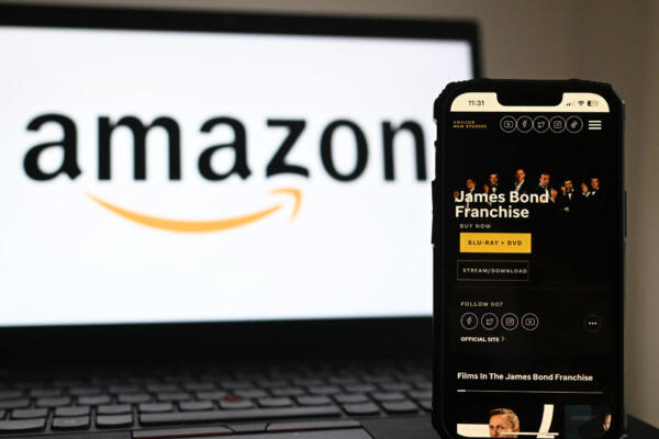 Amazon que se muestra en la pantalla de una computadora portátil a James Bond. Justin TALLIS / AFP
