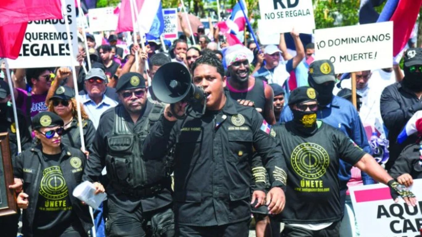La Antigua Orden dominicana convocó a una nueva marcha patriótica, esta vez en la capital dominicana frente al Palacio Nacional.