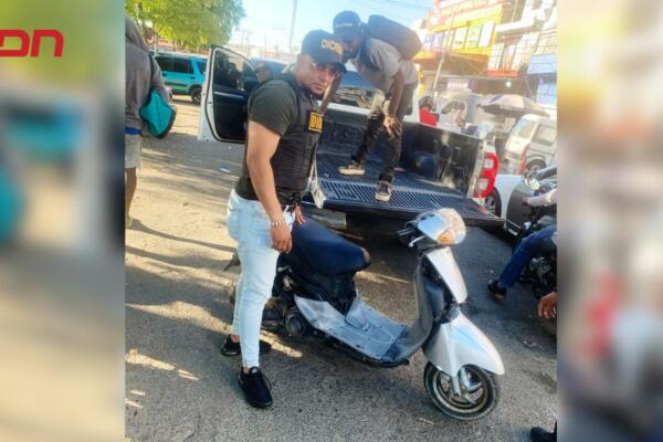 Según precisan, el joven detenido robó la motocicleta tras hacerle creer a las víctimas que los iba a ayudar con goma pinchada. 