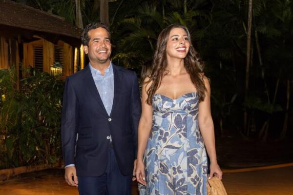 Omar Fernández desfila con su novia. Foto: HOLA 