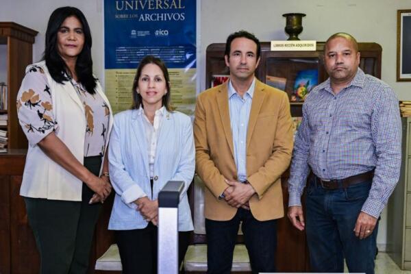 Archivo Histórico de Santiago recibe donación.